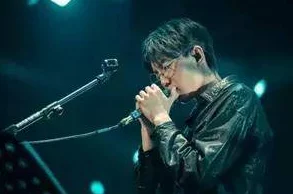 在当代音乐潮流中，＂仙踪林老狼19rapper潮水＂展现了年轻人对自由表达和个性化风格的追求与热爱