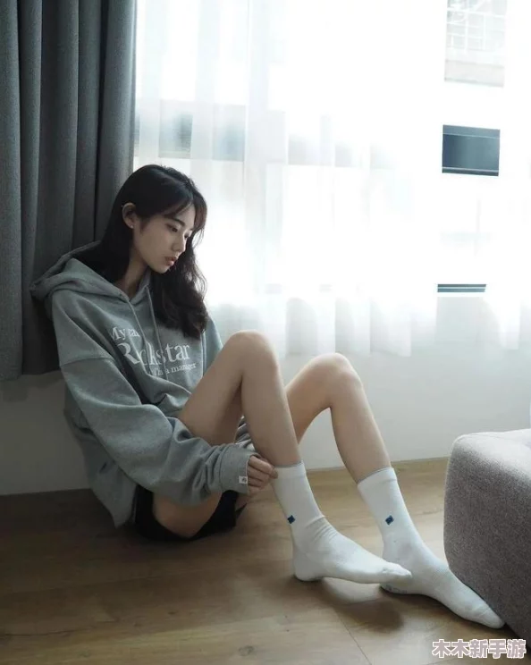 白丝校花 扒开美腿甜美作文，展现青春魅力与校园生活的完美结合与无限幻想