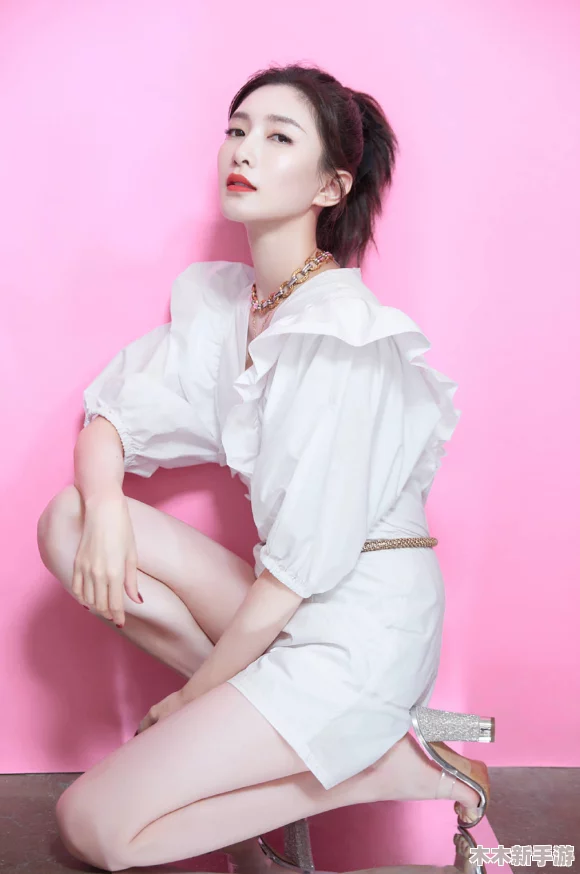 白丝校花 扒开美腿甜美作文，展现青春魅力与校园生活的完美结合与无限幻想
