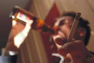 女子绝活吸烟开啤酒吹气球，展示超凡技巧与创意，令观众惊叹不已的精彩表演