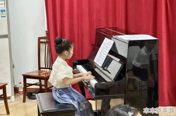 音乐老师的小兔子好可爱又弹，学生们纷纷表示：“这只小兔子真是太迷人了，弹得也特别好！”