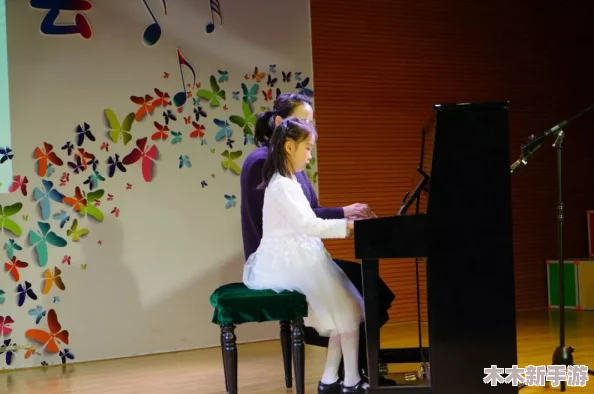 音乐老师的小兔子好可爱又弹，学生们纷纷表示：“这只小兔子真是太迷人了，弹得也特别好！”