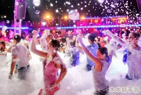骚年澡堂玩高龄老头的奇趣故事：一场跨越年龄的欢乐互动体验