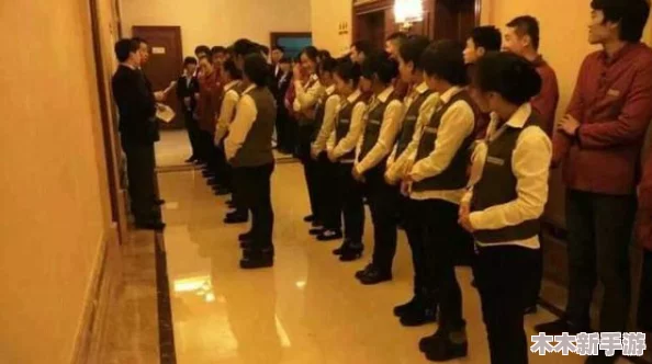 骚年澡堂玩高龄老头的奇趣故事：一场跨越年龄的欢乐互动体验