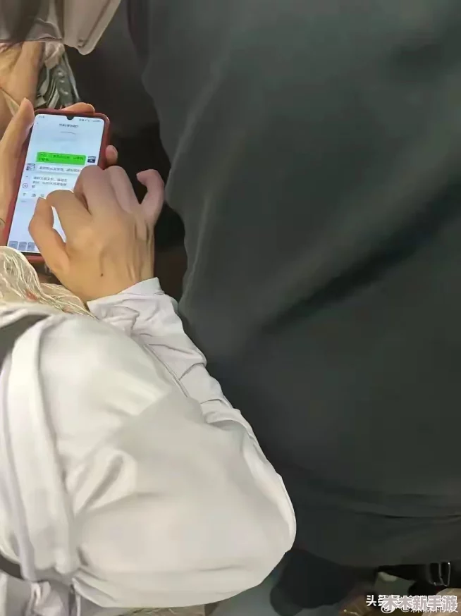 男人互摸jiji秘 隐私视频引发关注：社会观念与隐私权的交织