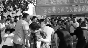 51吃瓜北京朝阳群众热心吃瓜，展现了市民对社会事件的关注与参与，体现了社区文化的活力与互动性