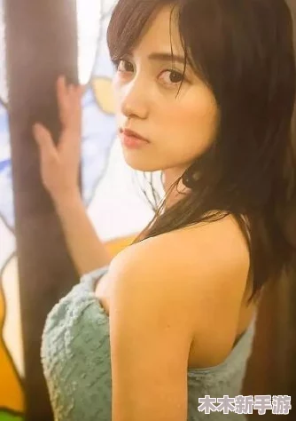 深入探讨免费 美女扒胸露出奶头游戏的背后故事与社会影响