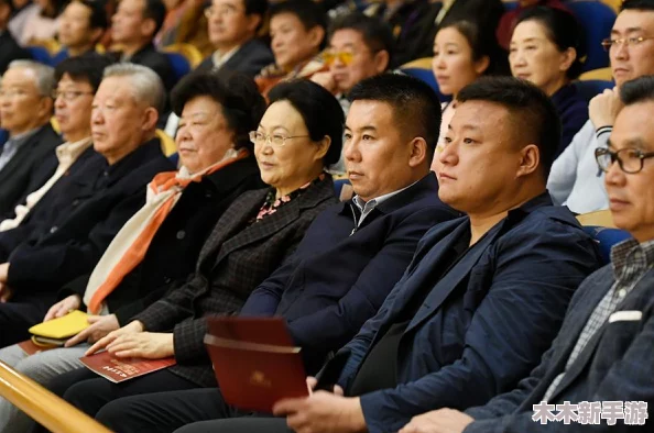 老师露出强行让男生揉，背后隐藏的教育问题与师生关系的复杂性分析