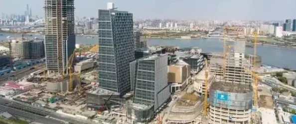 探索城市天际线的壮丽与胶片复古韵味：两者独特魅力何者更动人心弦？