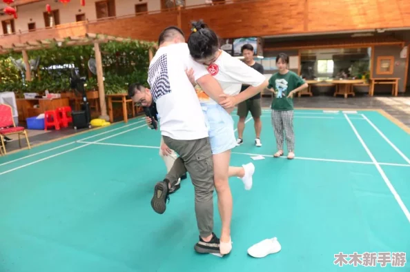 男生女生一起相嗟嗟嗟游戏，共同享受快乐时光