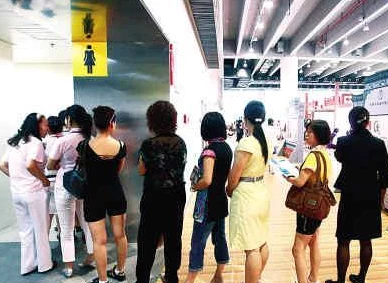 学校女厕撒尿BBBBB：性别歧视问题亟待解决，应加强教育引导和监管措施