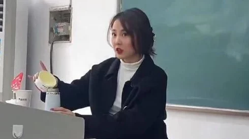 班主任让我吃她胸罩喝她奶的口水吗?网友热议:这到底是幽默还是不当行为? 班主任让我吃她胸罩喝她奶的口水吗?网友热议:这到底是幽默还是不当行为?