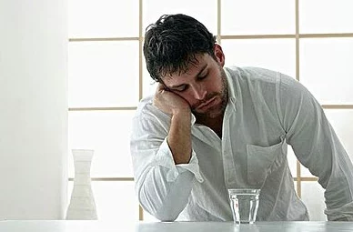 高冷男尿要憋哭了，背后隐藏的情感与压力让人心疼不已