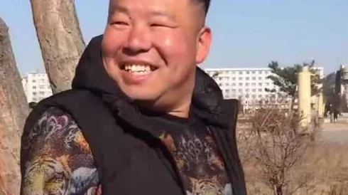 公园拐胖叔回酒店，网友评论：这标题真有趣，感觉像是个故事的开头，让人忍不住想知道后续发展！