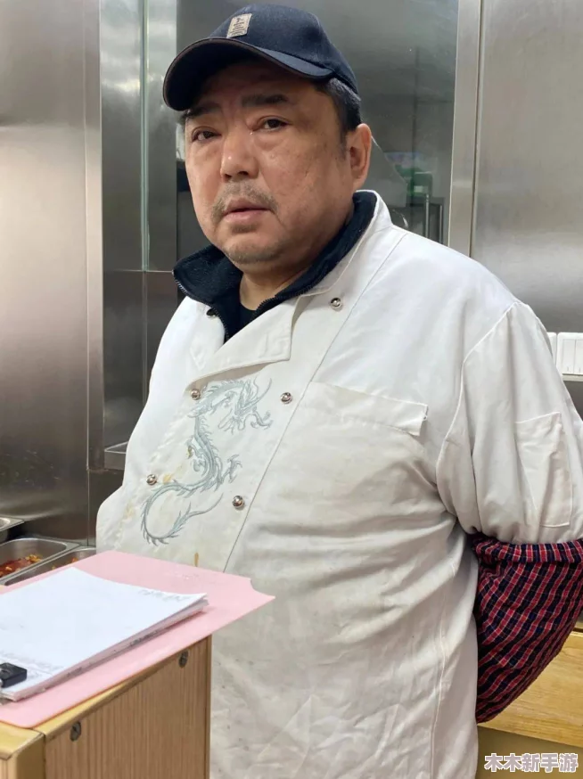 公园拐胖叔回酒店，网友评论：这标题真有趣，感觉像是个故事的开头，让人忍不住想知道后续发展！