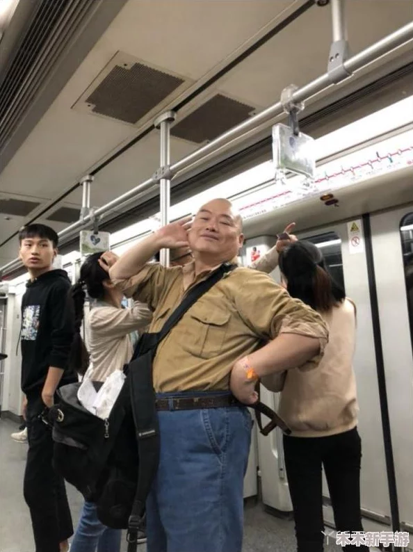 公园拐胖叔回酒店，网友评论：这标题真有趣，感觉像是个故事的开头，让人忍不住想知道后续发展！