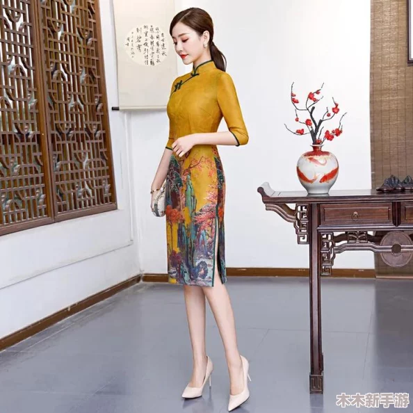 萌白酱旗袍半开襟，展现出优雅与自信的魅力所在