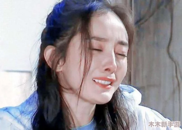 西施流眼泪翻白眼咬铁球照片，记录了她动人的瞬间与令人心碎的美丽，令人无法忘怀的画面