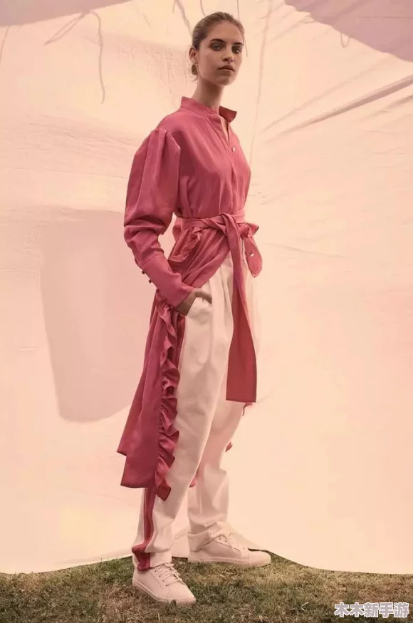 穿一毫米的衣服跳舞，全球首场极限时尚秀引发热议，观众惊叹设计师大胆创意与表演艺术结合