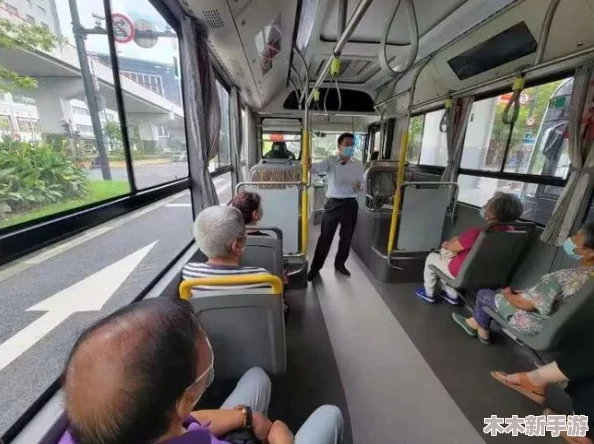 坐公交车上被人群的最深的一种孤独感，反映了现代都市生活中的疏离与连接