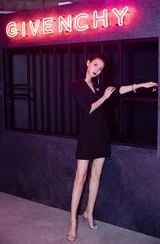 空姐颜色满天星：理解她们在职业中展现的多样性与个性之美