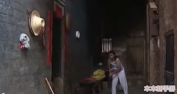 简易沟厕大神偷窥大屁股，惊悚一幕让人不敢直视的真实经历与心跳加速的瞬间！