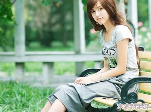 白-丝-校花 扒-腿-自-慰-爽，展现了青春校园中女孩们的私密幻想与欲望，反映出对美好身材和情感释放的渴望