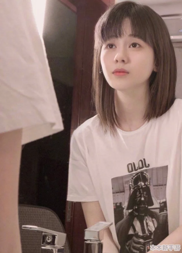 白-丝-校花 扒-腿-自-慰-爽，展现了青春校园中女孩们的私密幻想与欲望，反映出对美好身材和情感释放的渴望