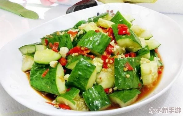 八重神子拿黄瓜，带你领略夏日清凉与美味的完美结合