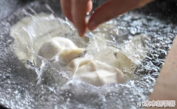 江教授要稳住肉馅小水饺，别让它们在煮的时候裂开