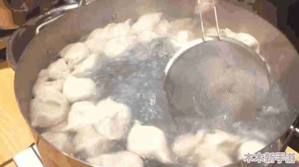 江教授要稳住肉馅小水饺，别让它们在煮的时候裂开