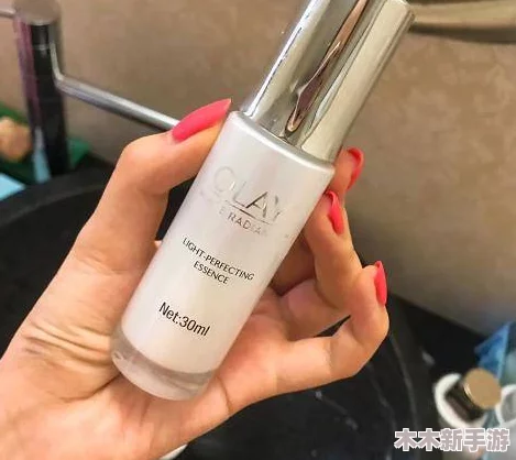 麻豆精品国产精华液好用吗？最新用户反馈显示其效果显著，成为护肤界的新宠