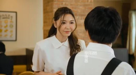 爱弓凉毕业典礼后妈妈的礼物：爱的传承与祝福，激励着每一个追梦人的心灵