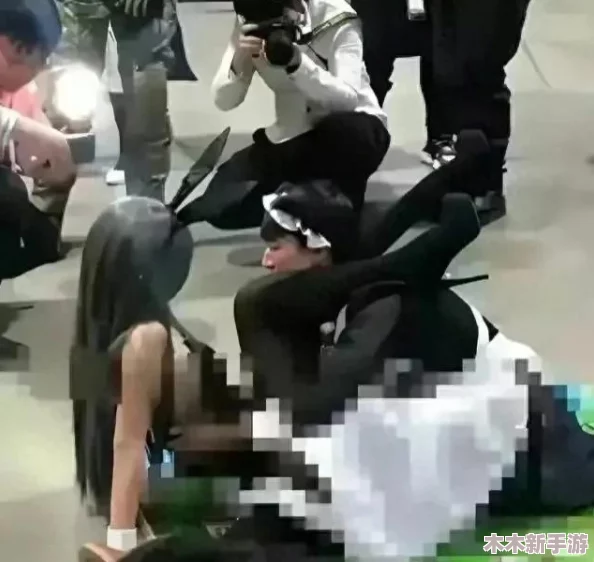 男生互摸jiji秘 无短裤，校园内发生不雅行为引发广泛关注与讨论