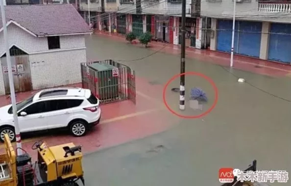 下雨天公交车站避雨1jk：用户评价称这里遮挡良好，等车时心情也不再糟糕！