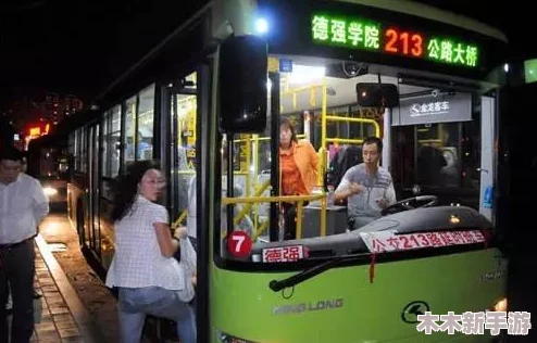 下雨天公交车站避雨1jk：用户评价称这里遮挡良好，等车时心情也不再糟糕！