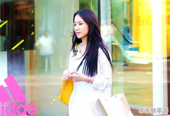 美女100%无挡，展现自信与魅力，激励每一个人追求自己的梦想与美好生活